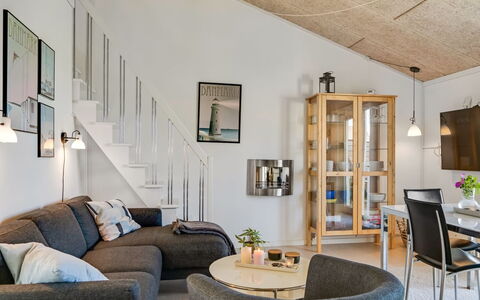 Brod - 150M from the Sea: Mobilia, Interior Design, Parete, Divano, Pavimentazione, Legna, Soffitto, Soggiorno, Pavimento, Lampada