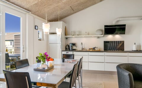 Brod - 150M from the Sea: Mobilia, Cucina, Interior Design, Controsoffitto, Pavimentazione, Soffitto, Lampada, Elettrodomestico Da Cucina, Cucina & Sala Da Pranzo Tavolo, Sedia