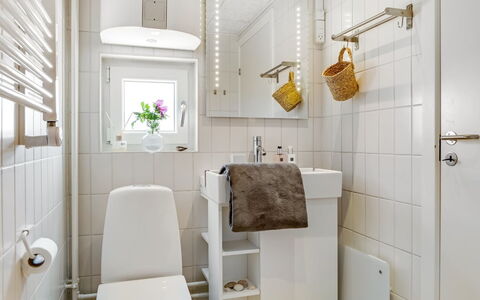 Brod - 150M from the Sea: Interior Design, Parete, Idraulico Fixture, Pavimentazione, Bagno, Gabinetto, Pavimento, Toilet Seat, Lavello, Camera