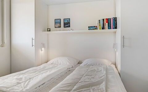 Brod - 150M from the Sea: Letto, Mobilia, Camera Da Letto, Parete, Interior Design, Pavimento, Legna, Lenzuolo, Pavimentazione, Bedding