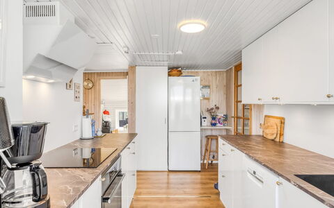 Doritea - 50M from the Sea: Cucina, Legna, Elettrodomestico Da Cucina, Pavimentazione, Soffitto, Apparecchio Major, Interior Design, Controsoffitto, Pavimento In Legno, Pavimento