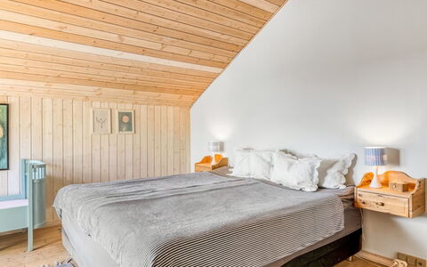Doritea - 50M from the Sea: Interior Design, Pavimentazione, Pavimento, Camera Da Letto, Legna, Mobilia, Letto, Soffitto, Camera, Pavimento In Legno