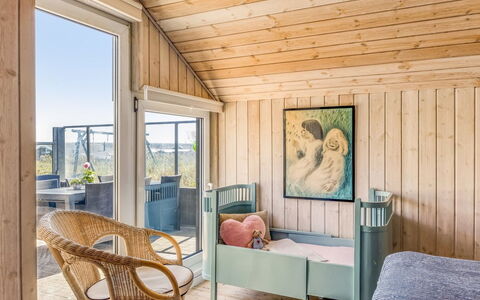Doritea - 50M from the Sea: Legna, Pavimentazione, Interior Design, Mobilia, Pavimento, Camera Da Letto, Casa, Soffitto, Letto, Biancheria
