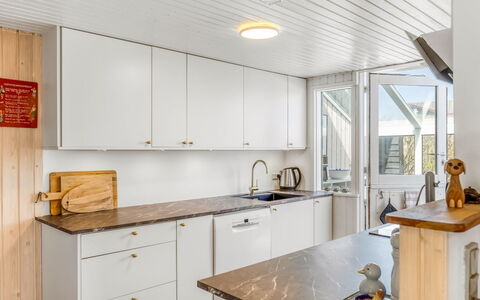 Doritea - 50M from the Sea: Legna, Pavimentazione, Cucina, Controsoffitto, Apparecchio Major, Elettrodomestico Da Cucina, Interior Design, Soffitto, Cabinetry, Pavimento