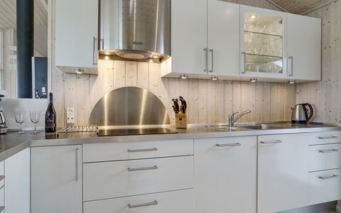 Joella - 200M from the Sea: Pavimentazione, Cucina, Interior Design, Controsoffitto, Soffitto, Lampada, Illuminazione, Elettrodomestico Da Cucina, Pavimento, Cabinetry