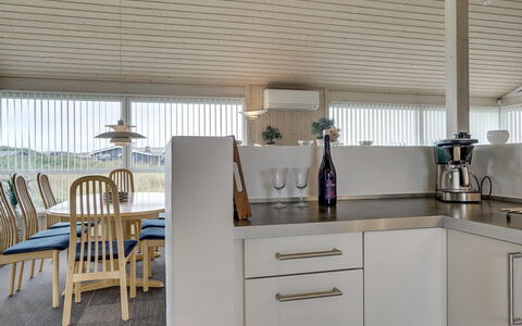 Joella - 200M from the Sea: Pavimentazione, Soffitto, Interior Design, Pavimento, Mobilia, Controsoffitto, Cucina, Cabinetry, Camera, Sedia