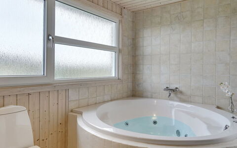 Joella - 200M from the Sea: Bagno, Idraulico Fixture, Pavimentazione, Vasca Da Bagno, Parete, Pavimento, Interior Design, Soffitto, Rubinetto, Camera