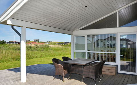 Joella - 200M from the Sea: Legna, Porta, Portico, Casa, Soffitto, Pavimento, Shade, Deck, Latifoglie, Terrazza