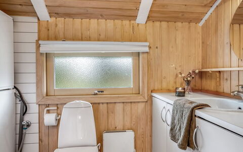 Seda - 600M from the Sea: Idraulico Fixture, Legna, Pavimentazione, Interior Design, Pavimento, Bagno, Lavello, Rubinetto, Idraulico, Lavandino Del Bagno