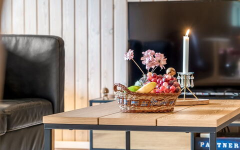 Seda - 600M from the Sea: Mobilia, Tavolo, Legna, Pavimentazione, Interior Design, Pavimento, Tavolino Da Caffè, Soggiorno, Pavimento In Legno, Cucina & Sala Da Pranzo Tavolo