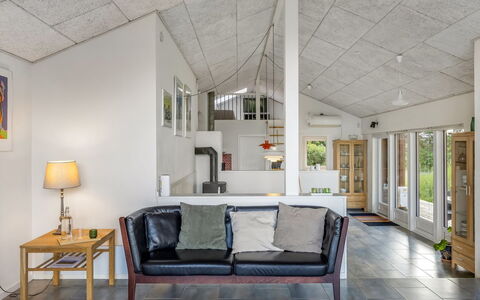 Harthagunni - 375M from the Sea: Pavimentazione, Interior Design, Pavimento, Soffitto, Legna, Mobilia, Divano, Lampada, Pavimento In Legno, Soggiorno