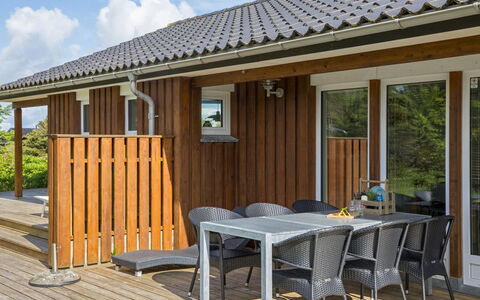 Harthagunni - 375M from the Sea: Legna, Casa, Latifoglie, Portico, Color Legno, Shade, Porta, Villetta, Deck, Plank