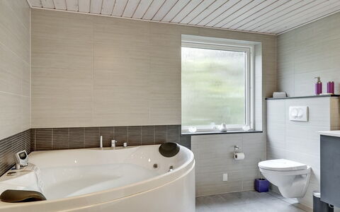 Avia - 500M from the Sea: Bagno, Idraulico Fixture, Pavimentazione, Interior Design, Pavimento, Vasca Da Bagno, Rubinetto, Lavello, Soffitto, Idraulico