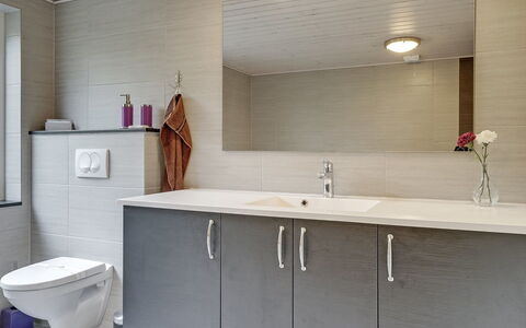 Avia - 500M from the Sea: Pavimentazione, Idraulico Fixture, Interior Design, Lavello, Pavimento, Lavandino Del Bagno, Mobiletto Del Bagno, Bagno, Cabinetry, Controsoffitto