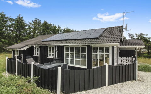 Jens - 425M from the Sea: Tetto, Casa, Porta, Villetta, Shade, Raccordo, Cortile, Estate, Backyard