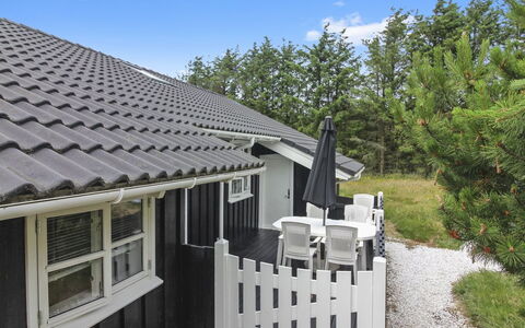 Jens - 425M from the Sea: Tetto, Casa, Porta, Villetta, Shade, Raccordo, Cortile, Estate, Backyard