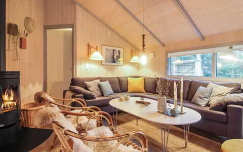 Lovisa - 500M from the Sea: Mobilia, Interior Design, Sedia, Pavimentazione, Tavolo, Ricorrere, Pavimento, Soffitto, Camera, Eco Hotel