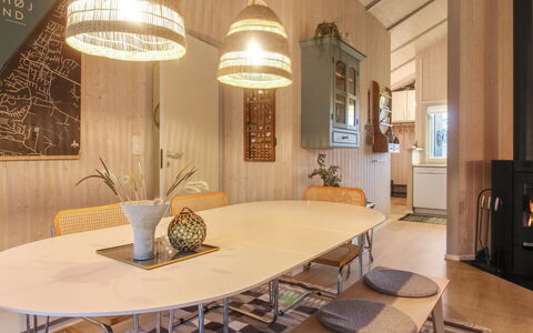 Lovisa - 500M from the Sea: Mobilia, Interior Design, Sedia, Pavimentazione, Tavolo, Ricorrere, Pavimento, Soffitto, Camera, Eco Hotel