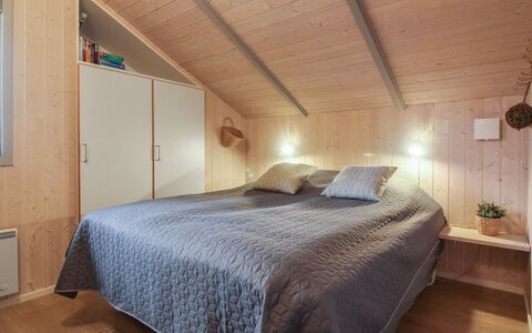 Lovisa - 500M from the Sea: Mobilia, Interior Design, Sedia, Pavimentazione, Tavolo, Ricorrere, Pavimento, Soffitto, Camera, Eco Hotel
