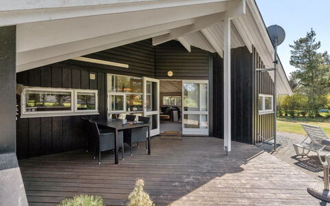 Lovisa - 500M from the Sea: Mobilia, Interior Design, Sedia, Pavimentazione, Tavolo, Ricorrere, Pavimento, Soffitto, Camera, Eco Hotel