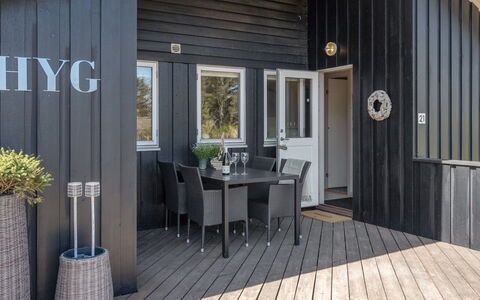 Lovisa - 500M from the Sea: Mobilia, Interior Design, Sedia, Pavimentazione, Tavolo, Ricorrere, Pavimento, Soffitto, Camera, Eco Hotel