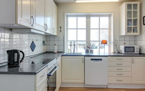 Fraþulf - 6Km from the Sea: Cucina, Controsoffitto, Elettrodomestico Da Cucina, Pavimentazione, Cabinetry, Lavandino Della Cucina, Interior Design, Apparecchio Major, Pavimento, Lavello