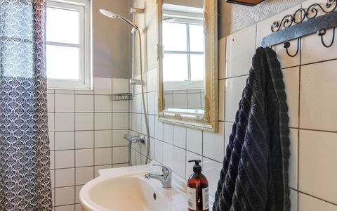 Fraþulf - 6Km from the Sea: Idraulico Fixture, Parete, Bagno, Interior Design, Pavimentazione, Pavimento, Lavandino Del Bagno, Idraulico, Rubinetto, Camera