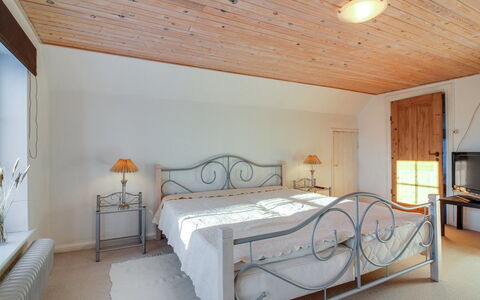 Fraþulf - 6Km from the Sea: Mobilia, Letto, Interior Design, Camera Da Letto, Pavimentazione, Bedding, Soffitto, Lenzuolo, Legna, Pavimento
