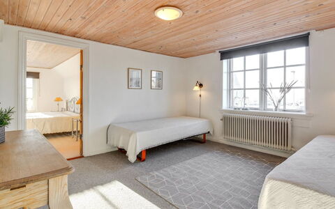 Fraþulf - 6Km from the Sea: Pavimentazione, Interior Design, Parete, Pavimento, Soffitto, Mobilia, Legna, Camera Da Letto, Letto, Camera