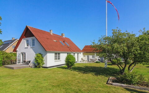 Fraþulf - 6Km from the Sea: Cielo, Blu, Erba, Casa, Casa, Tetto, Villetta, Zona Residenziale, Arbusto, Lotto