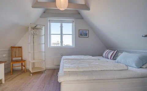Nantje - 125M from the Sea: Legna, Camera Da Letto, Pavimento, Pavimentazione, Letto, Mobilia, Interior Design, Soffitto, Bedding, Lenzuolo