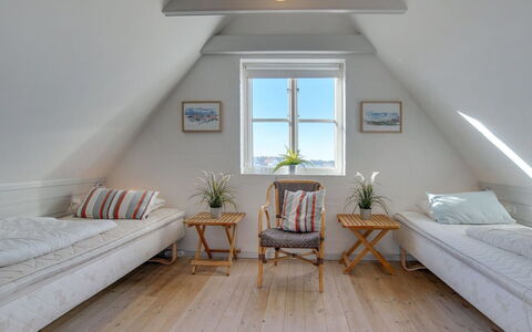 Nantje - 125M from the Sea: Legna, Pavimentazione, Pavimento, Mobilia, Interior Design, Soffitto, Casa, Camera Da Letto, Letto, Pavimento In Legno