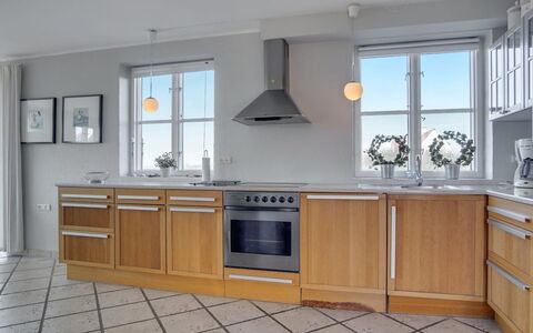 Nantje - 125M from the Sea: Pavimentazione, Cucina, Controsoffitto, Cabinetry, Legna, Interior Design, Pavimento, Elettrodomestico Da Cucina, Lavandino Della Cucina, Apparecchio Major