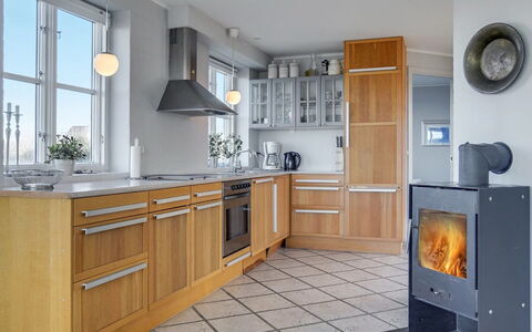 Nantje - 125M from the Sea: Pavimentazione, Legna, Pavimento, Elettrodomestico Da Cucina, Cabinetry, Apparecchio Major, Interior Design, Mobilia, Elettrodomestico, Cucina