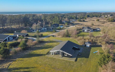 Nynke - 600M from the Sea: Tetto, Casa, Lotto, Casa, Villetta, Estate, Edifici Giardino, Shade, Log Cabin, Landscaping