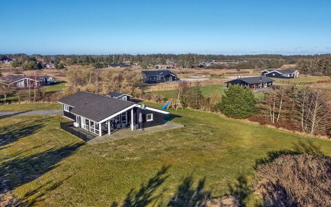 Nynke - 600M from the Sea: Tetto, Casa, Lotto, Casa, Villetta, Estate, Edifici Giardino, Shade, Log Cabin, Landscaping