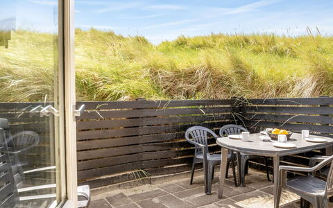 Fromer - 50M from the Sea: Costruzione, Casa, Finestra, Casa, Tetto, Zona Residenziale, Arbusto, Villetta, Lotto