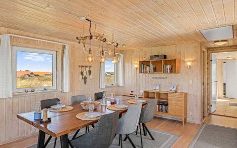 Loryleimis - 300M from the Sea: Legna, Pavimentazione, Pavimento, Soffitto, Latifoglie, Pavimento In Legno, Color Legno, Plank, Lampada, Sala Da Pranzo