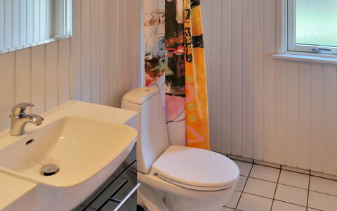 Eden - 800M from the Sea: Idraulico Fixture, Toilet Seat, Bagno, Gabinetto, Pavimentazione, Pavimento, Interior Design, Idraulico, Lavello, Rubinetto