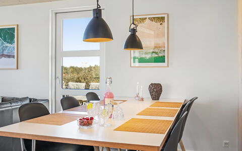 Ingela - 350M from the Sea: Mobilia, Interior Design, Pavimentazione, Legna, Lampada, Soffitto, Cucina & Sala Da Pranzo Tavolo, Sala Da Pranzo, Tavolo, Sedia