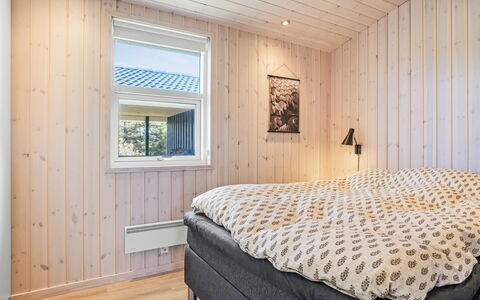 Ingela - 350M from the Sea: Legna, Camera Da Letto, Soffitto, Pavimentazione, Interior Design, Pavimento, Letto, Casa, Bedding, Telaio Del Letto