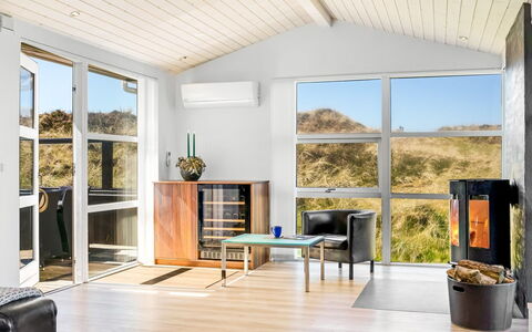 Ingela - 350M from the Sea: Mobilia, Pavimentazione, Interior Design, Pavimento, Pavimento In Legno, Legna, Soffitto, Soggiorno, Illuminazione, Pavimento Laminato