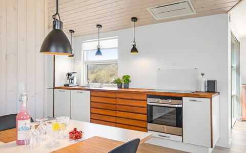 Ingela - 350M from the Sea: Pavimentazione, Interior Design, Mobilia, Legna, Controsoffitto, Cucina, Soffitto, Pavimento, Lampada, Cabinetry