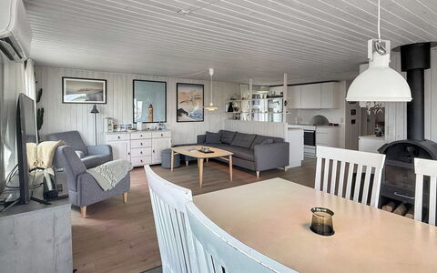 Steffenie - 400M from the Sea: Legna, Pavimentazione, Mobilia, Pavimento, Soffitto, Casa, Soggiorno, Cucina & Sala Da Pranzo Tavolo, Latifoglie, Pavimento In Legno