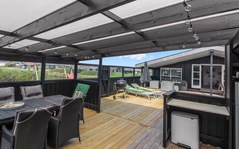 Bertil - 400M from the Sea: Legna, Pavimentazione, Pavimento, Mobilia, Latifoglie, Pavimento In Legno, Color Legno, Deck, Shade, Plank