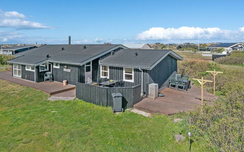 Bertil - 400M from the Sea: Zona Residenziale, Tetto, Sobborgo, Driveway, Estate, Camino