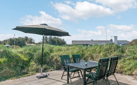 Bertil - 400M from the Sea: Zona Residenziale, Tetto, Sobborgo, Driveway, Estate, Camino