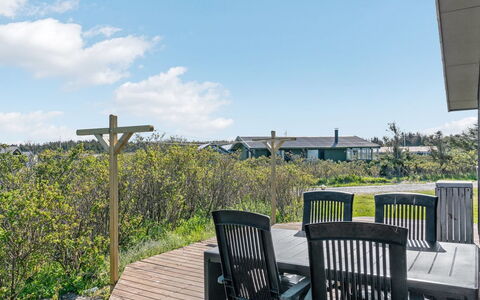 Bertil - 400M from the Sea: Zona Residenziale, Tetto, Sobborgo, Driveway, Estate, Camino