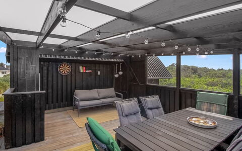Bertil - 400M from the Sea: Soffitto, Pavimentazione, Interior Design, Pavimento, Materiale Composito, Mobilia, Ricorrere, Hotel, Design, Illuminazione Diurna