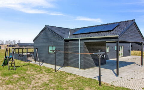 Ambra - 950M from the Sea: Tetto, Casa, Porta, Villetta, Shade, Raccordo, Cortile, Estate, Backyard